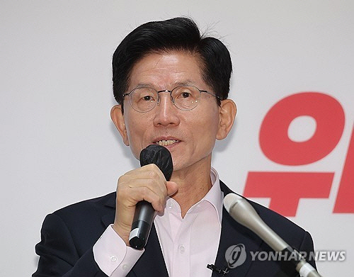 김문수 국민의힘 제21대 대통령 선거 경선 후보가 30일 서울 여의도 대하빌딩 후보 캠프 사무실에서 정책 발표 기자회견을 하고 있다.  [연합뉴스]